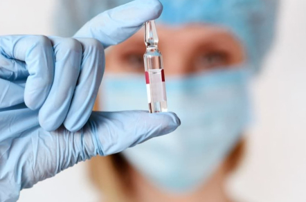 Врач держит ампулу в руках